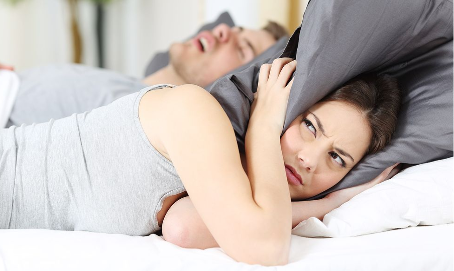 По статистике мужчины храпят в 1,5 раза чаще, чем женщины