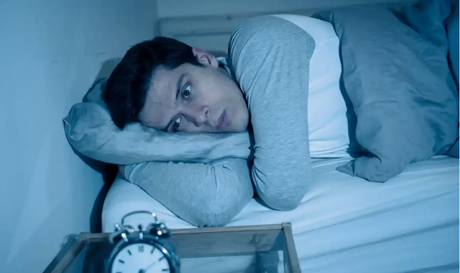 Ожидание ночных панических атак и плохого сна часто приводит к бессоннице 