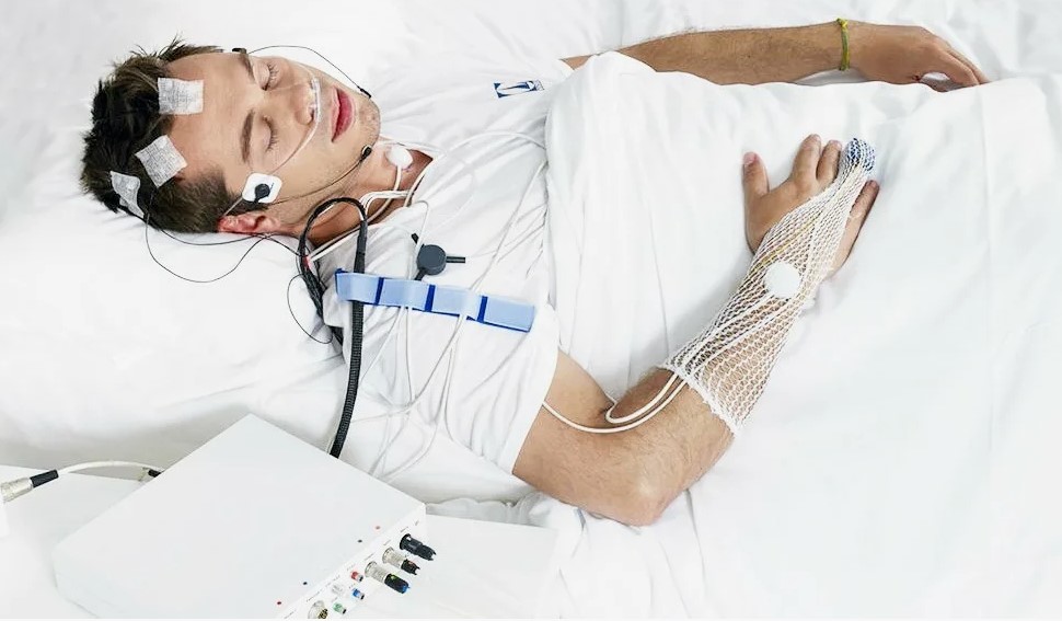 Определить наличие апноэ можно как в лаборатории сна, так и дома