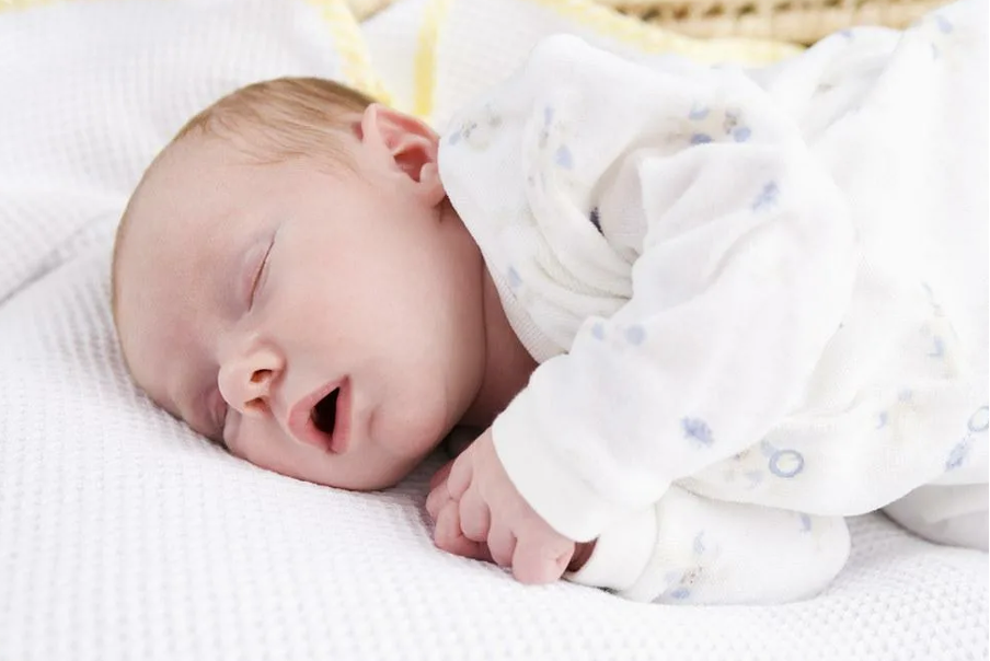 Для грудничков характерны респираторные паузы во сне по 3-4 секунды Для грудничков характерны респираторные паузы во сне по 3-4 секунды